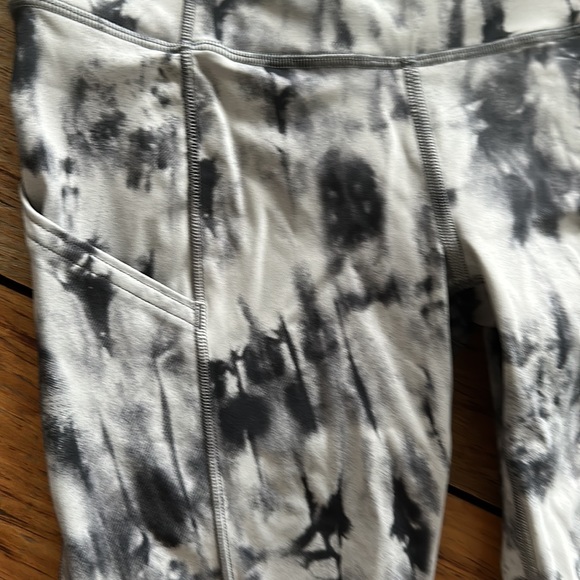 Lululemon legging size 4 - Picture 2 of 3